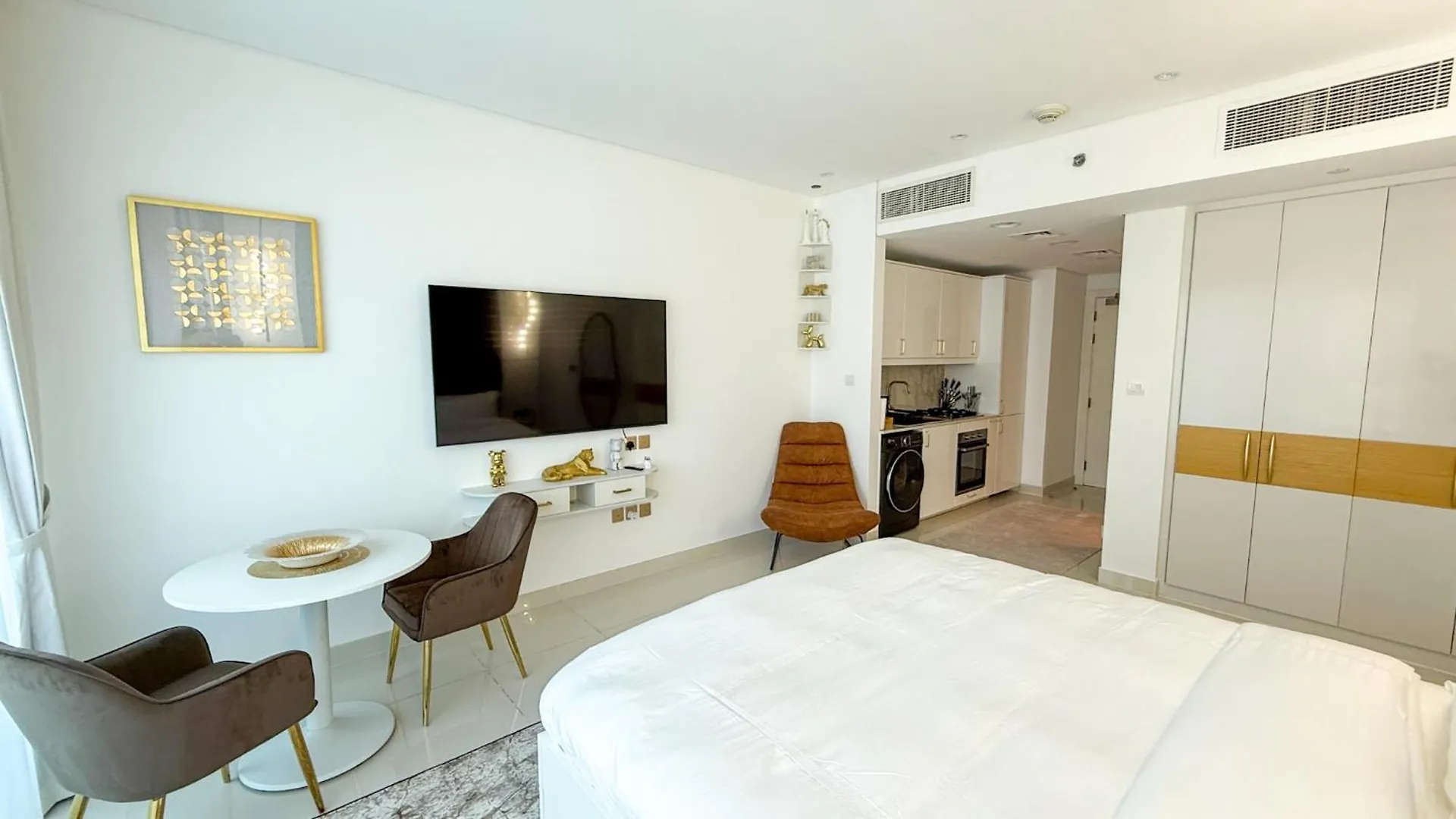 Central Apartment In Dubai Heart
